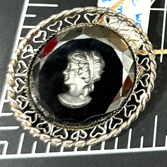 INTAGLIO REVERSE CAMEO LADY BLACK FACETED GLASS ROUND 1.5” BROOCH VINTAGE EUC - Picture 6 of 8